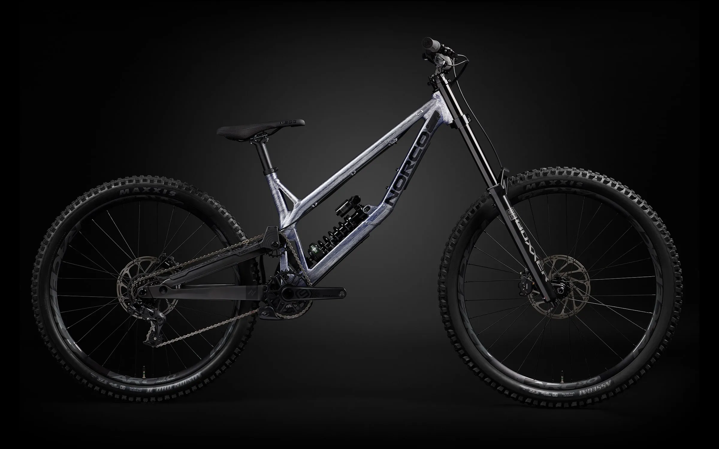 The complete Team DH 2 in silver and blue, seen from the side